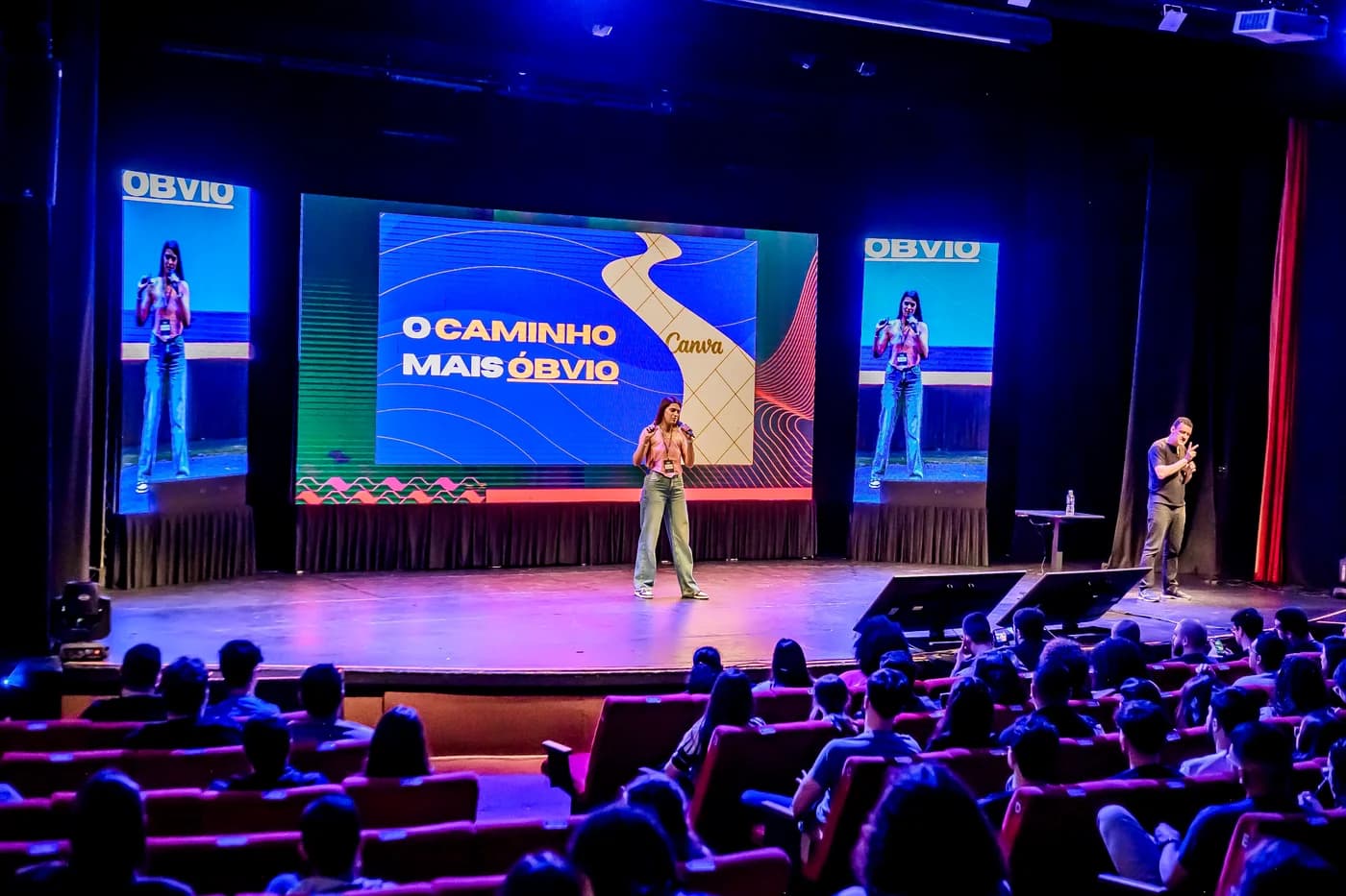 Palestra em auditório no FRONTinSAMPA, com palco e plateia
